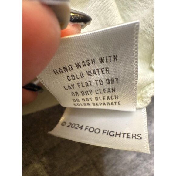 NWOT LetLuv Tee Foo Fighters 2024 rock T-shirt dirty white - Picture 5 of 6